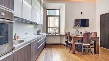 Fridge, microwave, oven, stovetop