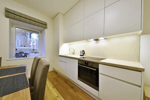 Fridge, oven, stovetop, dishwasher