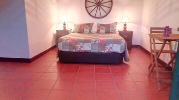 1 dormitorio, tabla de planchar con plancha, wifi y ropa de cama