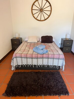 1 habitación, tabla de planchar con plancha, wifi y ropa de cama 