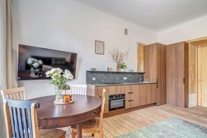 Réfrigérateur, un four, surface de cuisson, lave-vaisselle