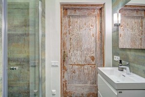 Een douche, gratis toiletartikelen, een haardroger, handdoeken