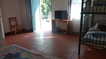 Tabla de planchar con plancha, wifi y ropa de cama