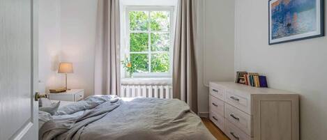 2 habitaciones, tabla de planchar con plancha, cuna de viaje y wifi