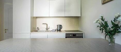 Fridge, oven, stovetop, dishwasher