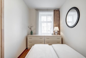 1 habitación, tabla de planchar con plancha, cuna de viaje y wifi
