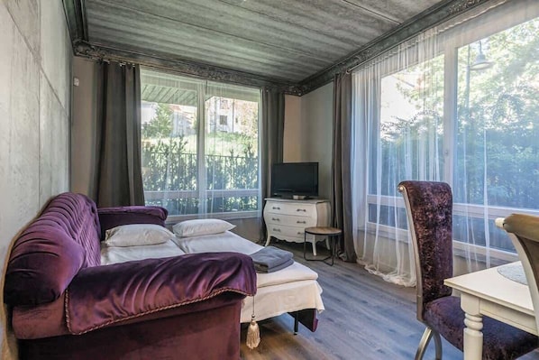 1 habitación, tabla de planchar con plancha, cuna de viaje y wifi