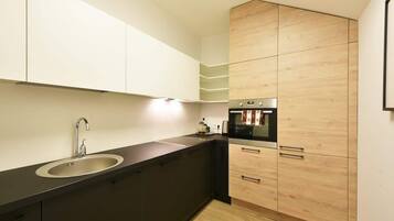 Réfrigérateur, cafetière/bouilloire, chaise haute