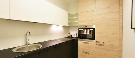 Réfrigérateur, cafetière/bouilloire, chaise haute