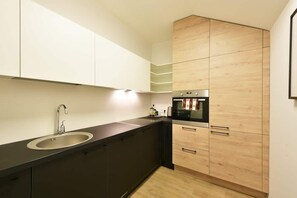 Refrigerador, cafetera/tetera, silla alta para bebés