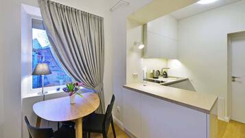 Een koelkast, een kookplaat, een vaatwasser