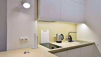 Een koelkast, een kookplaat, een vaatwasser