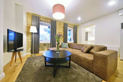 Domillion 2bdr President Palace free parking L417