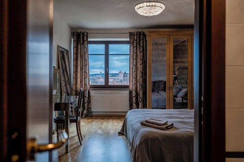 Domillion 2bdr old town apt w views, parking A127