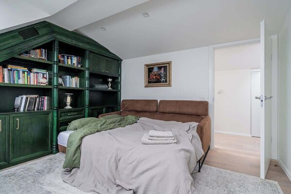 3 bedrooms, iron/ironing board, travel crib, WiFi