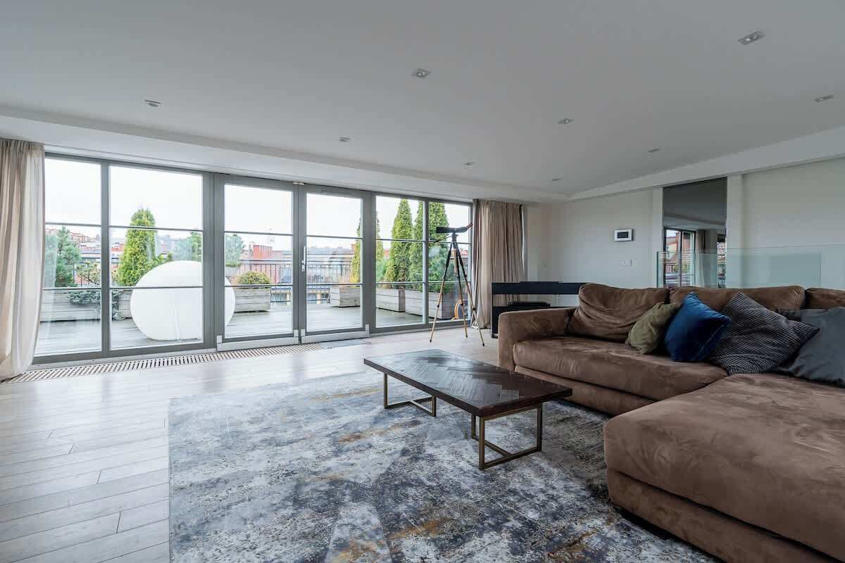 Televisión, libros y oficina 