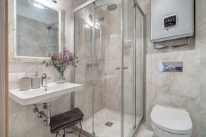 Dusche, kostenlose Toilettenartikel, Haartrockner, Handtücher
