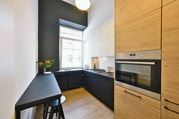 Fridge, microwave, oven, stovetop