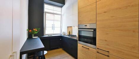 Réfrigérateur, micro-ondes, four, plaque de cuisson