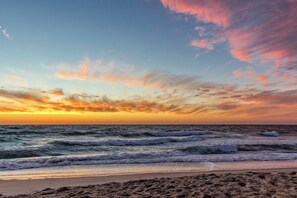 A beach with waves and a sunset sky. - 3BR 4x4 ocean-view & large deck (Corolla)