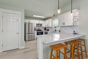 Réfrigérateur, micro-ondes, four, plaque de cuisson