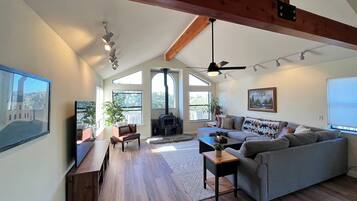 TV, fireplace