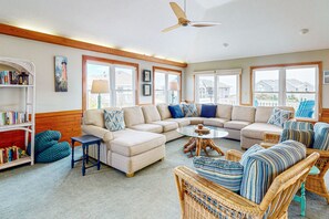 テレビ、DVD プレーヤー、テーブルサッカー台