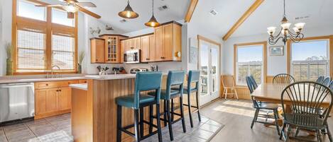 Kjøleskap, mikrobølgeovn, ovn og kokeplater