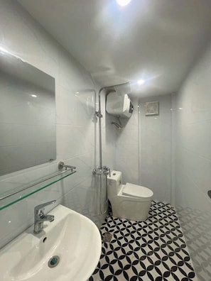 Basic Room | Bathroom