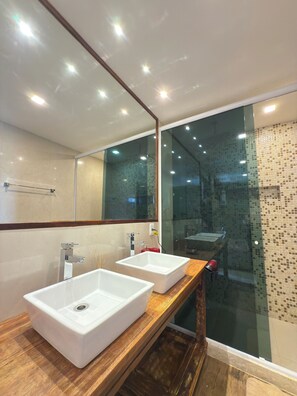 Deluxe Suite, Sea View | Bathroom | Towels, soap, shampoo, toilet paper - Pousada Ferradura Boutique (Búzios)