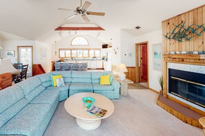 Tv, eldstad och dvd-spelare