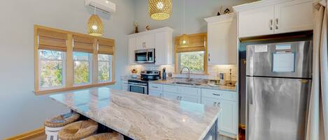 冷蔵庫、電子レンジ、オーブン、コンロ