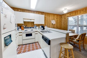 冷蔵庫、電子レンジ、オーブン、コンロ