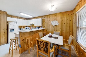Dining - Classic 3BR 2nd-Floor | Balcony | Pool (Corolla)