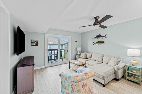 2BR ocean-side condo with balcony & beach access