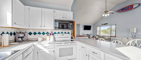 Réfrigérateur, four à micro-ondes, un four, surface de cuisson