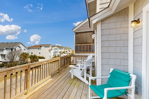 3BR townhome by the beach with pool & pickleball