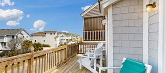 3BR townhome by the beach with pool & pickleball