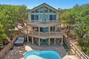 Un immeuble à plusieurs étages doté d’une piscine, d’un espace extérieur aménagé et d’une terrasse.