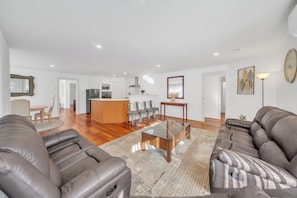 Smart TV - Your Tarneit Escape - 4BR Home with Pool & BBQ (Tarneit)