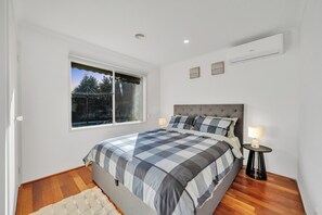 4 bedrooms, iron/ironing board, free WiFi, bed sheets