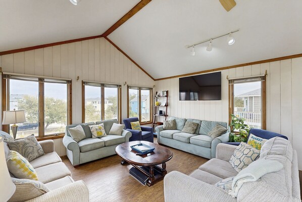 TV - Modern 4BR home with Private Pool and Hot Tub (Corolla)