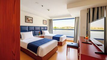 Deluxe Suite, Balcony, River View | In-room safe, laptop workspace