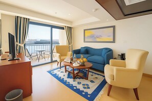 خزنة داخل الغرفة ومساحة عمل للكمبيوتر المحمول