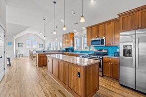 Fridge, microwave, oven, stovetop - 6BR w/ luxury amenities, pool & hot tub (Corolla)