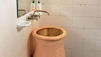 Douche, serviettes fournies, savon, papier toilette