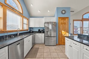 Jääkaappi, mikroaaltouuni, uuni, liesi