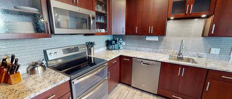 Jääkaappi, mikroaaltouuni, uuni, astianpesukone