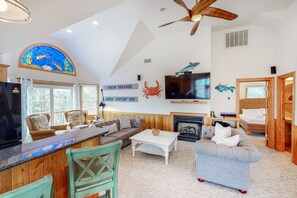 Fernseher, Kamin, DVD-Player