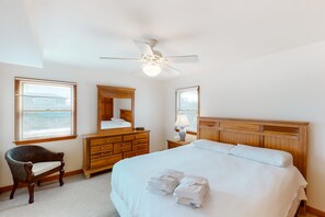 5 bedrooms, iron/ironing board, WiFi, bed sheets